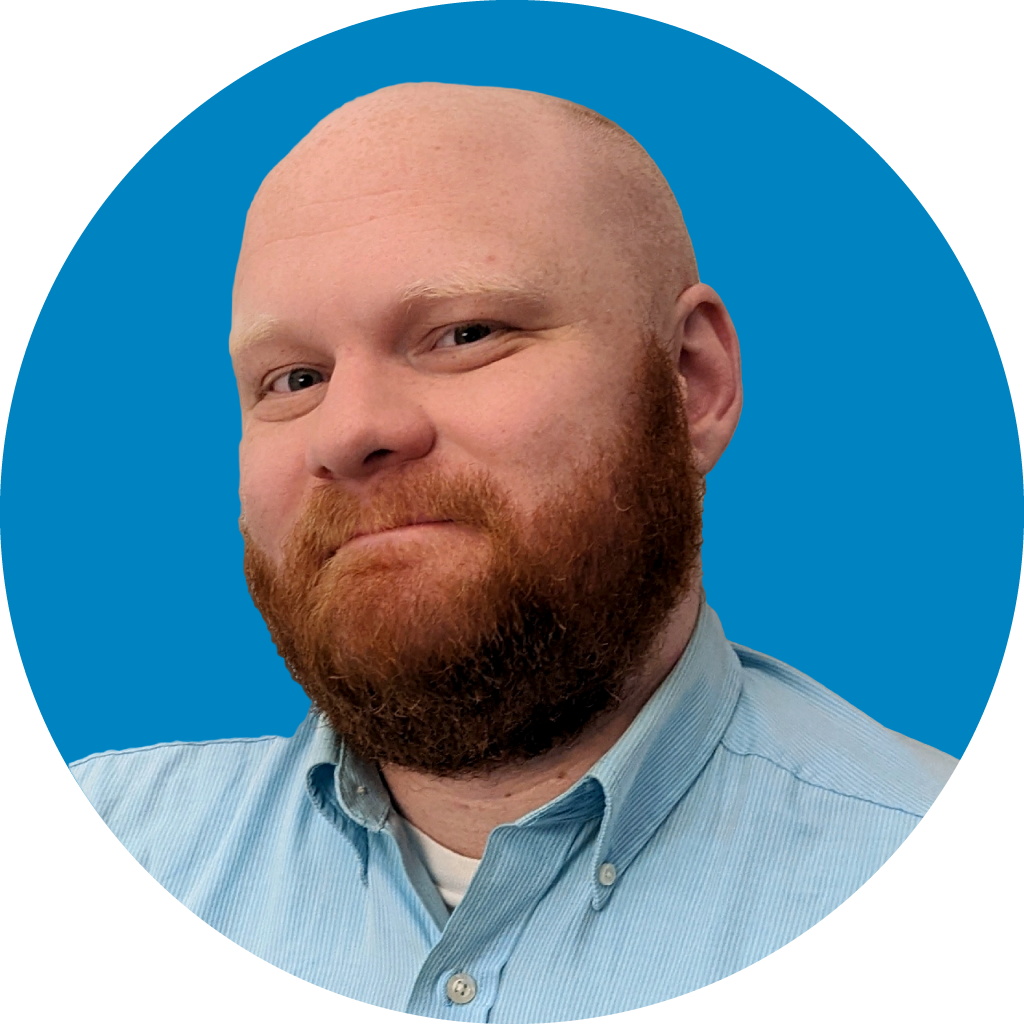 thomas sager headshot blue background